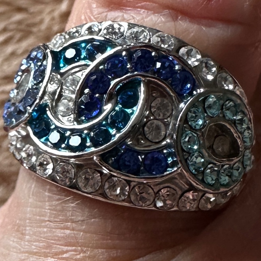 Elegant Silver tone with Blue/teal and white Crystal Ring